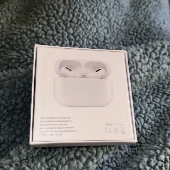 AirPods Pros - Picture 2 of 4